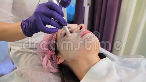 那个女人正在做皮肤增光的手术病人特写脸电器真皮东方东方视频的预览图