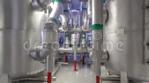 工业冷水机组机房内的设备电缆和管道视频的预览图