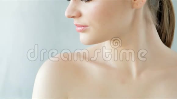 美丽的年轻女性皮肤干净健康灰色背景视频的预览图