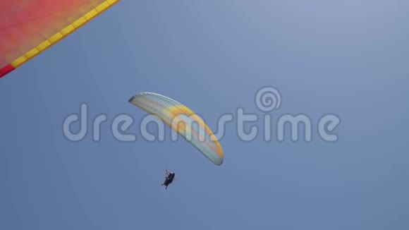 在蓝天背景下可见滑翔伞视频的预览图