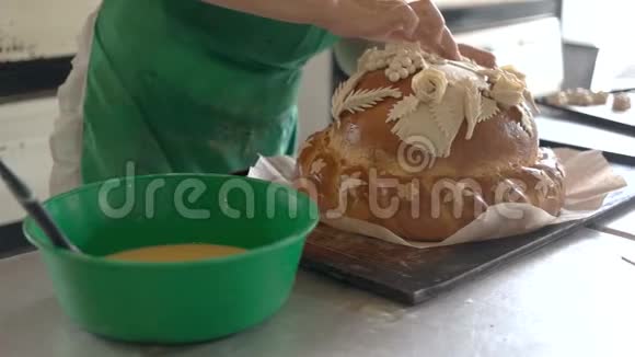 女厨师装饰婚礼面包视频的预览图