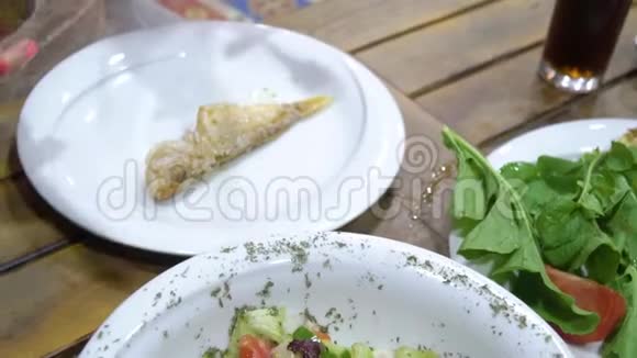 一只雌性的手在餐馆里割鱼的头视频的预览图