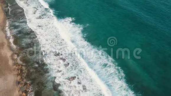 空中飞行碧绿色的海洋波浪上有泡沫的纹理视频的预览图
