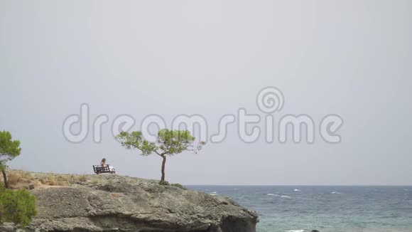 阿拉尼亚克利奥帕特拉海滩附近美丽的海景视频的预览图