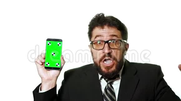 一个概念模型长胡子的商人戴着眼镜手里拿着一台绿色屏幕的智能手机视频的预览图