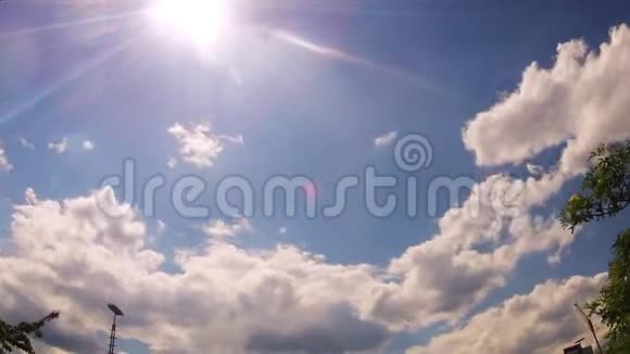 乌云在蓝天和太阳上朝镜头移动的时间视频的预览图