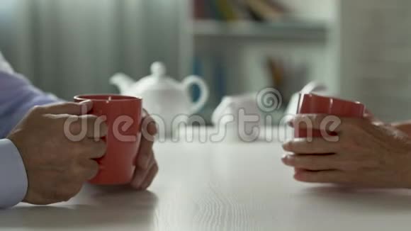 一对老夫妇在家享受美好的夜晚边喝茶边聊天视频的预览图