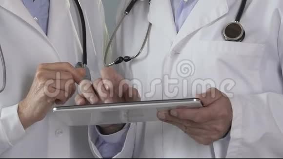 医生考虑病人的片剂指标现代医学技术视频的预览图