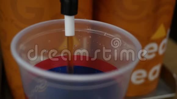 在餐厅用冰茶填充塑料杯视频的预览图