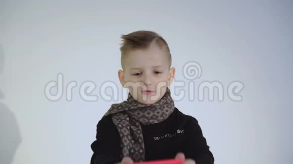 时尚男孩在后台玩智能手机比赛视频的预览图