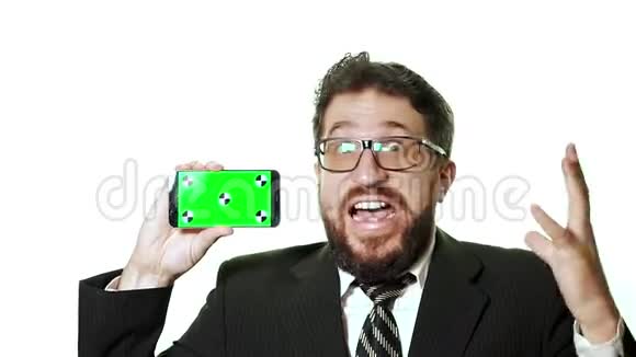 一个概念模型长胡子的商人戴着眼镜手里拿着一台绿色屏幕的智能手机视频的预览图