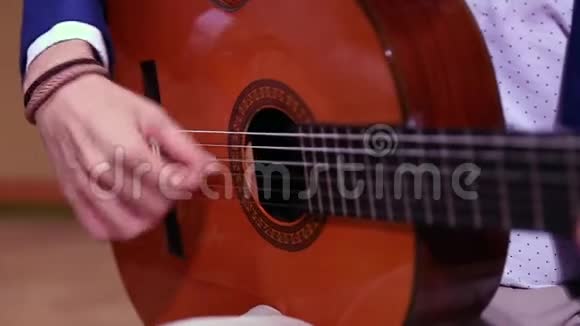 男人的手在演奏西班牙语吉他视频的预览图
