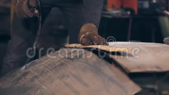 工人手用火把切割金属用木板调整一条均匀的线视频的预览图
