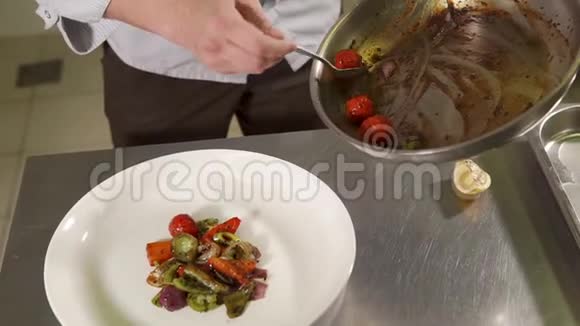 厨师用手拍了一张特写镜头把炒好的蔬菜整齐地放在盘子里视频的预览图