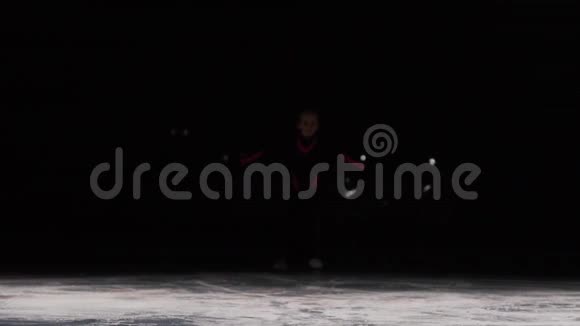 女孩溜冰者骑在溜冰鞋上的框架里看着镜头手写笔上的照相机在移动视频的预览图