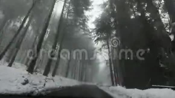 驾驶POV个人视角覆盖雪道视频的预览图