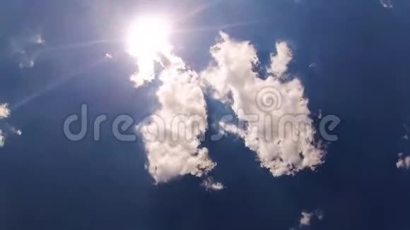 乌云在蓝天和太阳上朝镜头移动的时间视频的预览图