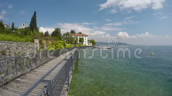 意大利的码头和加尔达湖景色宜人天气晴朗景观凉爽视频的预览图