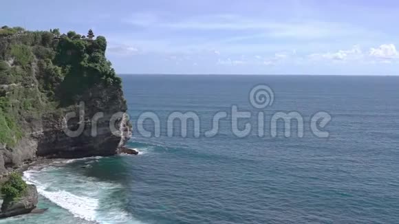 海洋海岸上方岩石上的神庙视频的预览图