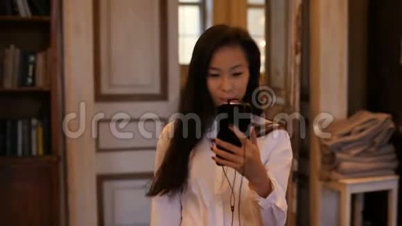 亚洲青年妇女谈智能手机技术视频通话视频的预览图