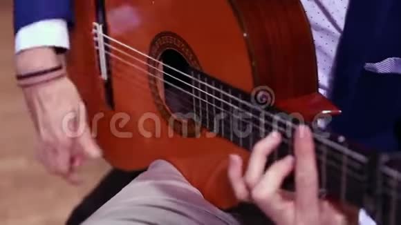 男人的手在演奏西班牙语吉他视频的预览图