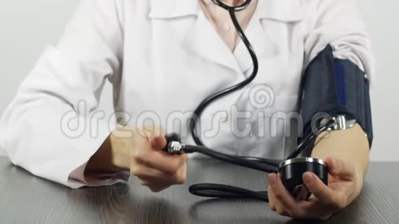 医生测量他的血压视频的预览图