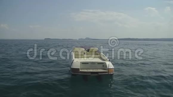 美丽的白色摩托艇漂浮在意大利的加德纳湖上旅行度假视频的预览图
