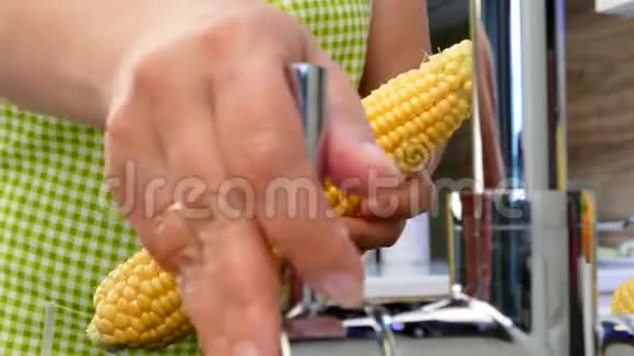 手在水龙头下洗玉米视频的预览图