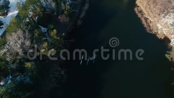 4k空中镜头春天在河上旋转三艘皮艇视频的预览图