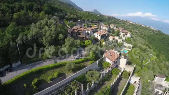 精彩的空中无人机射击房屋放置在蒙特巴尔多山在意大利视频的预览图
