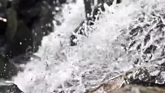 视频明亮干净的水正在往下冲视频的预览图