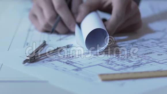 男性建筑师检查建筑布局做记录和计算设计视频的预览图