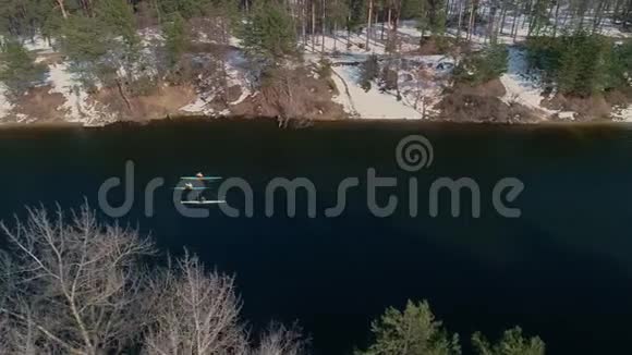 4k空中镜头多利在春天的河上跟着三艘皮艇射击视频的预览图