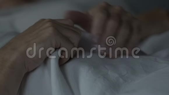 安睡在新的骨科床上的老年夫妇很舒服视频的预览图