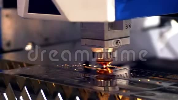 切割金属火花从激光上飞来剪辑激光切割机技术工业激光切割加工视频的预览图