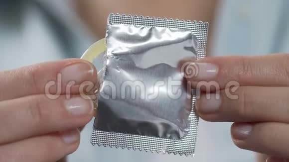 从包裹里取出避孕套的女性手指避孕装置安全的性生活视频的预览图
