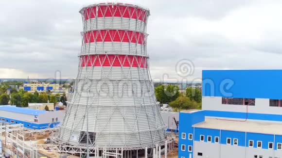 在现场沿大型冷却塔建造的运动视频的预览图