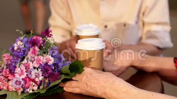 一对老夫妇坐在咖啡馆里喝杯茶视频的预览图