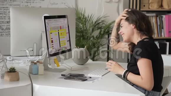 有纹身和穿孔的年轻女人在电脑上工作视频的预览图