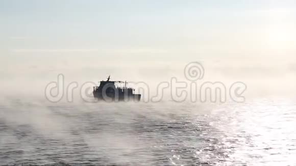 船帆在贝加尔湖上从一月的霜冻中漂浮视频的预览图