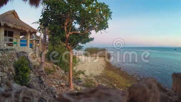 马拉帕斯夸岛菲律宾海滩白天和夜间人员流失和海岸视频的预览图