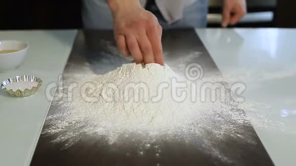 男厨师把盐放在面粉里用于家庭烘焙视频的预览图