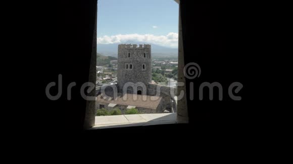 穿过拉巴提城堡的窗户乔治亚州视频的预览图