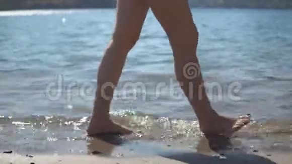 光着脚在海边散步视频的预览图