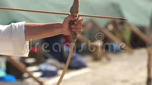 一只手拉着一根绳子在船头瞄准并拍摄慢动作视频视频的预览图