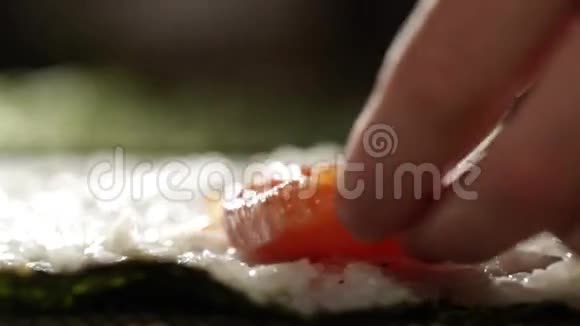 用鲑鱼和费城奶酪做寿司卷视频的预览图