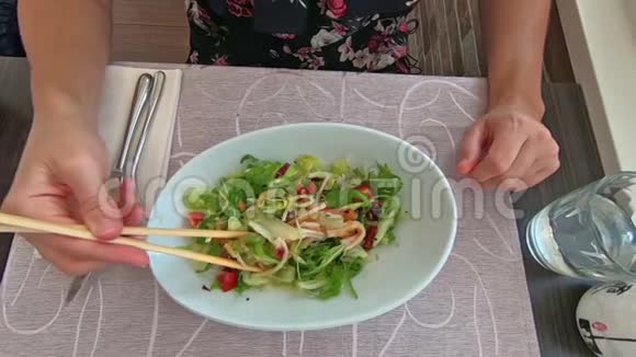 日本鱼糜沙拉视频的预览图