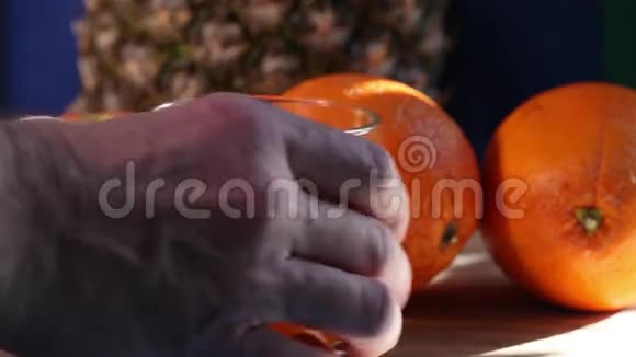 玻璃杯橙汁视频的预览图