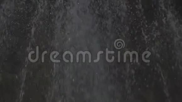 喷溅的喷泉喷射喷入空气下降缓慢的运动视频的预览图