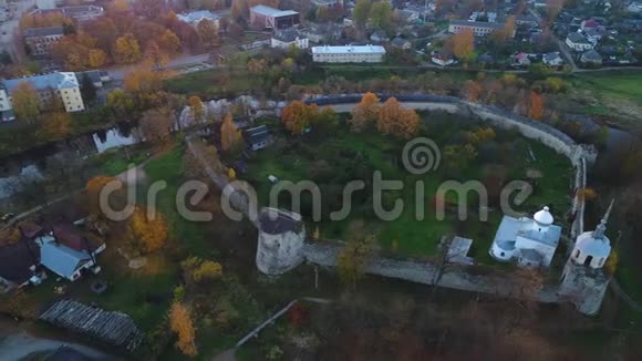 十月傍晚波霍夫中世纪堡垒的景色普斯科夫地区空中视频视频的预览图
